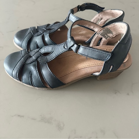 Earth women’s heels - Picture 1 of 9